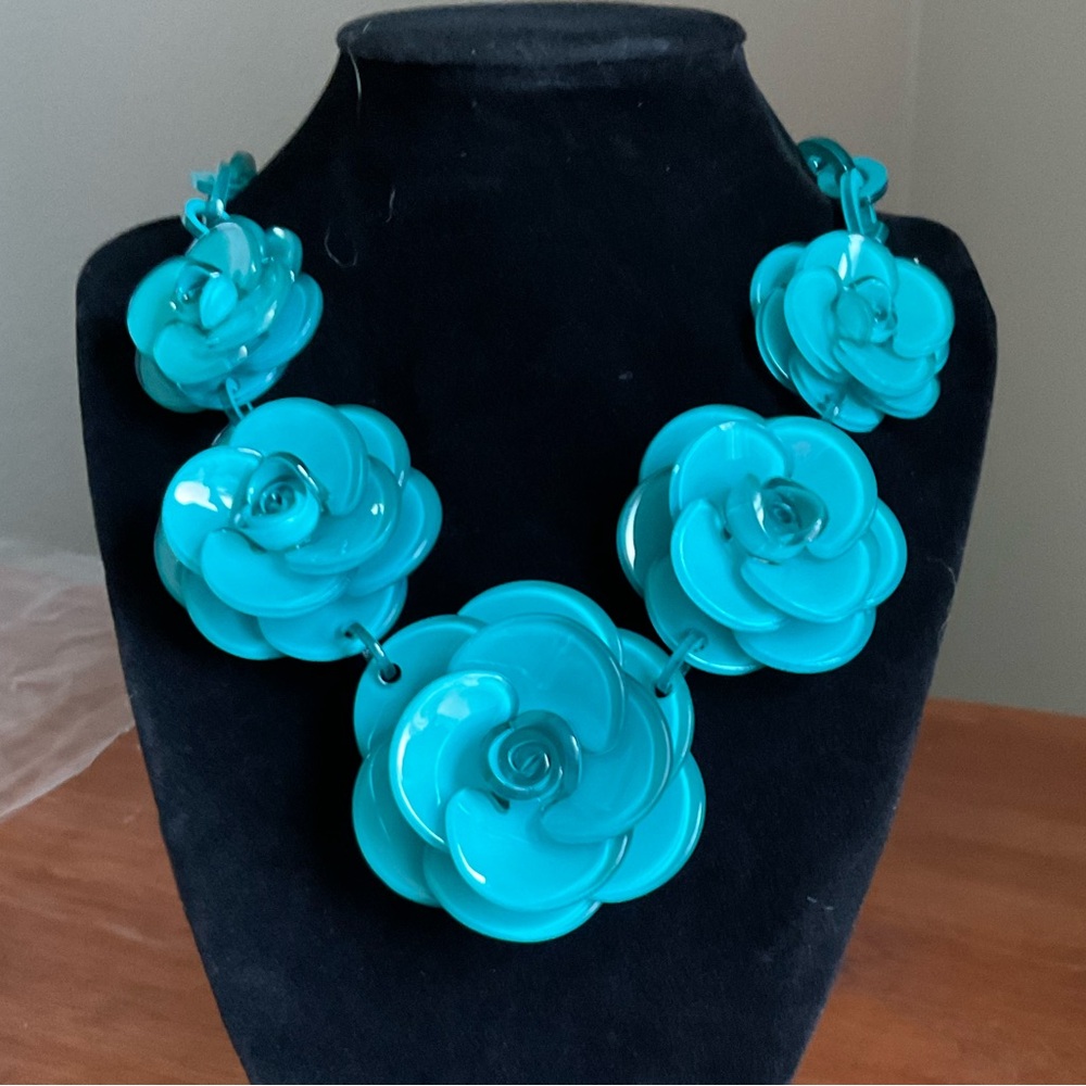 Brand new acrylic floral flower statement necklace